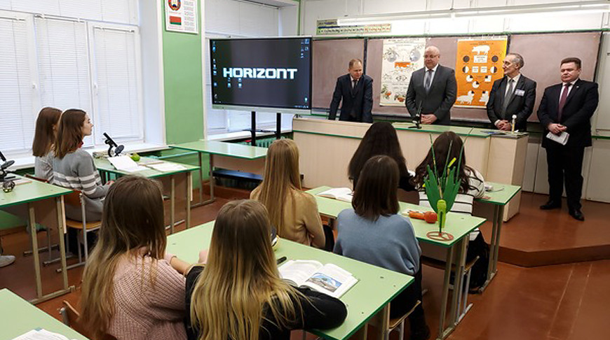 Анатолий Хотько на встрече с учениками агрокласса в Орше