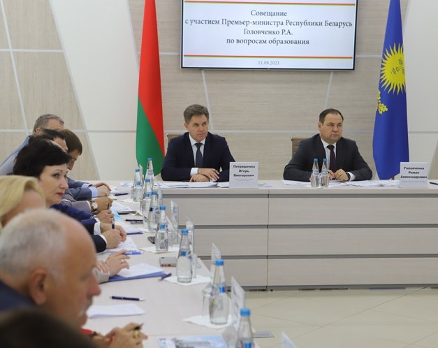 Роман Головченко и Игорь Петришенко во время совещания по вопросам образования