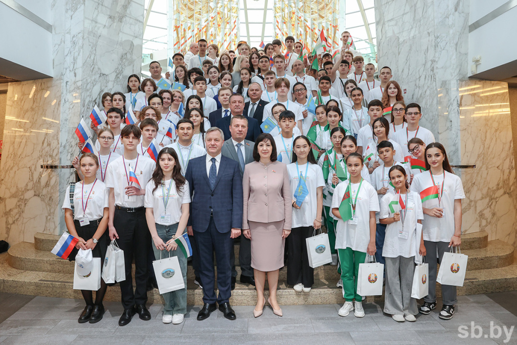 Наталья Кочанова с участниками X Международного культурно-образовательного форума стран СНГ «Дети Содружества»