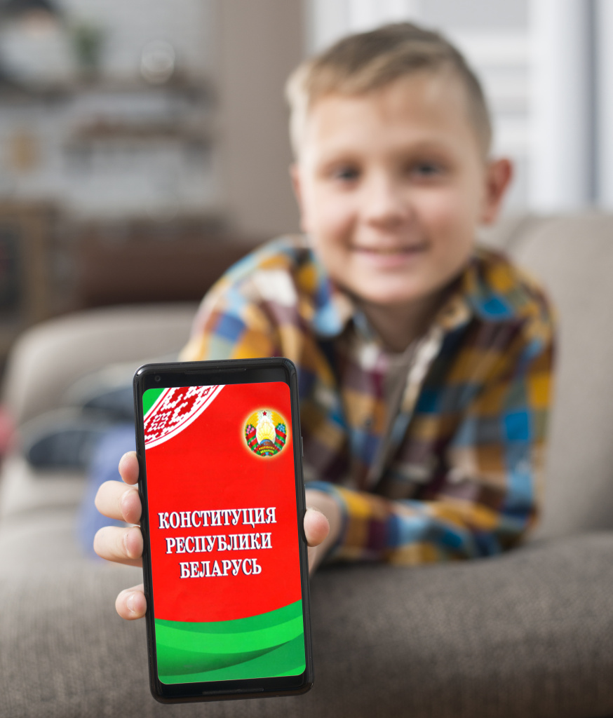 Мальчик с мобильником