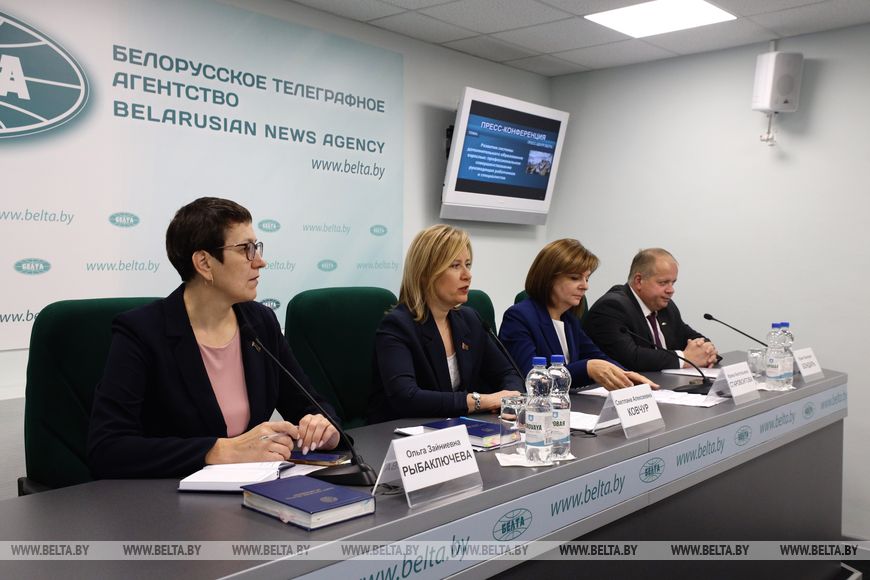 Фото Академия образования_пресс-конференция