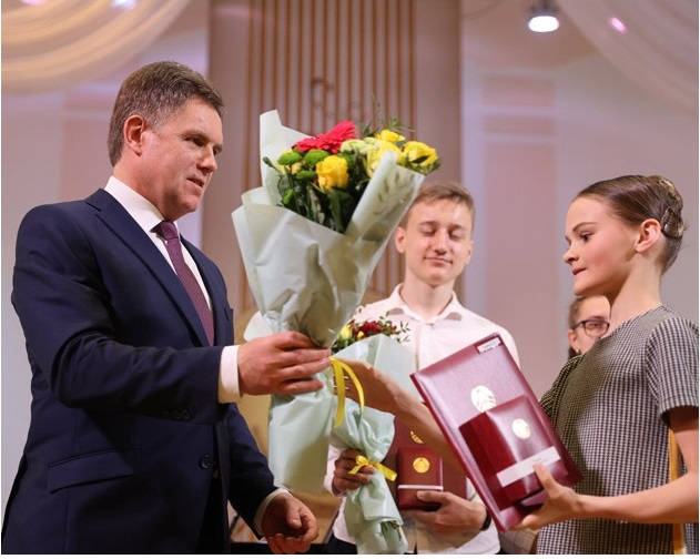Игорь Петришенко во время торжественной встречи с учащимися, студентами-победителями