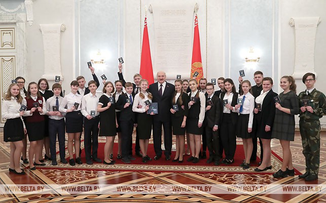 А.Лукашенко вручил паспорта