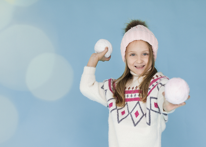 Фото Девочка со снежками Фото Девочка со снежками